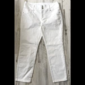 D. Jeans White Capri jeans